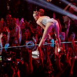 VIDEO: mäletate Miley Cyruse ehmatavat etteastet MTV videoauhindade galal? Ega seegi esinemine parem pole!