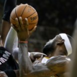 VIDEO: LeBron James unustas ära, et mängi enam Heatis