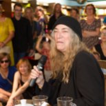 GALERII: USA rokilegend Patti Smith jagas Viru Keskuses autogramme