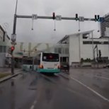 VIDEO: Tallinna bussijuht punasest fooritulest ei hooli!