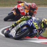 VIDEOD | SKANDAAL MOTO GP-l! Kas motolegend Valentino Rossi tõukas häbiväärse jalahoobiga konkurendi rajalt välja?