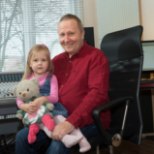 Värskes ajakirjas Naised: Toomas Lunge tütar ei luba isal kodus laulda