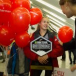 GALERII | Kelly Sildarut tervitasid lennujaamas ema, tort, õhupallid ja rõõmsad pöidlahoidjad