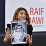 Saudi Araabia kuulsaima vangi Raif Badawi naine loodab  imele ja ootab meest koju