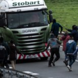 FOTOD | Calais's üritasid migrandid Inglismaale pääseda, sudaanlane kaotas elu