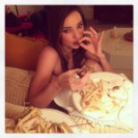 FOTO | Miranda Kerr mugis alasti olles burgerit ja friikartuleid