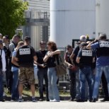 FOTOD JA VIDEO | Terrorirünnak Prantsusmaal? Islamilippu kandev ründaja raius mehel pea maha 