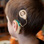 Nelja-aastane poiss saab lastefondi toel kuulmisimplantaadi