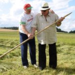 Lukašenka õpetas Depardieu’le vikatiga niitmist