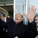 Kohus mõistis Berlusconile kolme aasta pikkuse vangistuse, millest ta aga ilmselt pääseb