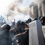 VIDEO JA FOTOD | Ärevad sündmused Kiievis: Parem Sektor lõhkas Ülemraada ees granaadi