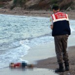 SÜDANTLÕHESTAVAD FOTOD: Türgi rannast leiti väikese pagulaspoisi surnukeha