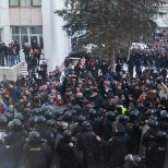 VIDEO | Moldaavias tungisid venemeelsed protestijad parlamendihoonesse