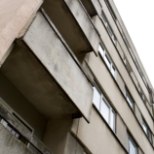 Tartus kukkus mees pühapäeva hommikul neljanda korruse rõdult alla