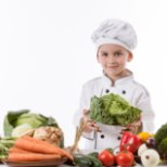 Viis põhjust, miks lubada lapsed juba varakult kööki kokkama