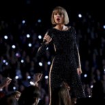 VIDEO | Taylor Swift puhkes mööda lauldud noodi pärast nutma