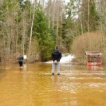FOTOD | Auto jäi üleujutatud teed ületades veevangi