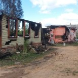 FOTOD SÜNDMUSKOHALT | Piirissaarel hävisid tulekahjus kolm elumaja ja palvemaja