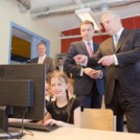 Piltuudis: peaminister Rõivas ja prints Andrew  Pelgulinna gümnaasiumi arvutitunnis