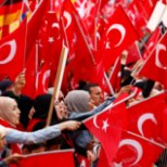 "Allahu Akbar!" -  Kölni tänavatel kaikusid türklaste valjuhäälsed hüüded