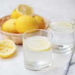 8 põhjust, miks algavat nädalat sidrunivee joomisega alustada 