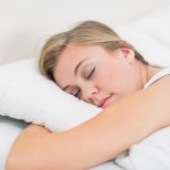 Kas kõhuli magamine kahjustab selga?