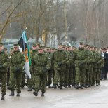 LIIKLUS HÄIRITUD | Tallinna sõdurid marsivad aastapäeva puhul Raua tänavale