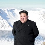 DIKTAATORI VÄGITEGU: Kim Jong-un väidab, et vallutas lumise mäetipu lakk-kingades
