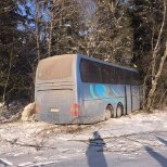 Eesti buss põrutas Venemaal teelt välja, otse vastu puud
