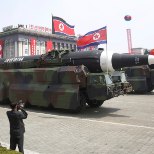 PINGE KASVAB: Põhja-Korea demonstreeris sõjaväeparaadil uut mandritevahelist raketti