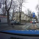 VIDEO | Purjus juht sõitis Tallinnas vastu puud
