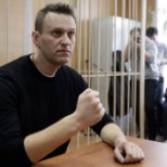 Aleksei Navalnõi hoiab Dmitri Medvedevit pihtide vahel