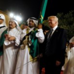 VIDEO | Trump ja Tillerson tantsisid Saudi Araabia sõjatantsu