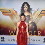 "Wonder Womani" staar teenis Supermaniga võrreldes sandikopikaid