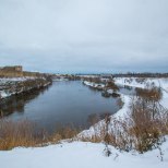 Vene piirivalvurid rajavad Narva jõe äärde tara