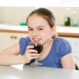 Mida teha, et laps ei hakkaks jooma? 9 levinud müüti, mida paljud vanemad ikka veel usuvad 