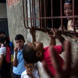 VENEZUELA MAJANDUSKRIISI NOORED OHVRID: emad annavad oma lapsed ära või ajavad nad tänavale