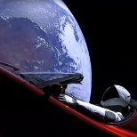 Maailmaruumis kihutab nüüdsest Elon Muski uhke sportauto