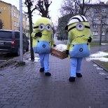 „Üllata Eestit“ täna: Eesti mehed riietavad end käsilasteks ja jagavad tänaval banaane!