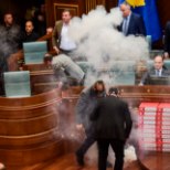 FOTOD JA VIDEO | Kosovo opositsioonipartei lasi parlamendis pisargaasi käiku