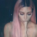 KUUM KLÕPS: paljaste rindadega Kim Kardashian mugib nuudleid