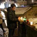 GALERII | Harju tänaval süüdati küünlad märtsipommitamises hukkunute mälestuseks