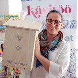 PILDID JA VIDEO | Kati Toots kaupleb Tallinna Käsitöömessil kaunite puidust postkastidega