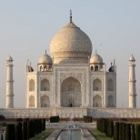 Valgest marmorist Taj Mahal on hakanud värvi muutma