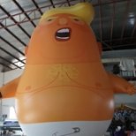 TILLUKESTE KÄTEGA TIGE TITT: britid tahavad taevasse lennutada Trumpi pilava hiigelpalli