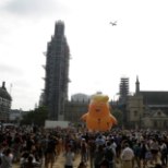Londoni kohale lennutati jonnivat Trumpi kujutav õhupall 
