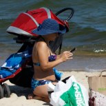 Ninapidi mobiiltelefonis: rannas palava päikese käes jääb jutt väheseks