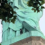 FOTOD | USA iseseisvuspäeva pidustusi segas Vabadussamba otsa roninud naine