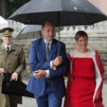 GALERII | President Kersti Kaljulaid võõrustas hoolimata sombusest ilmast Kadrioru roosiaias Eesti kultuuriinimeste koorekihti