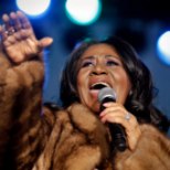 Soulikuninganna Aretha Franklin saadeti pisarate ja naeruga viimsele teele